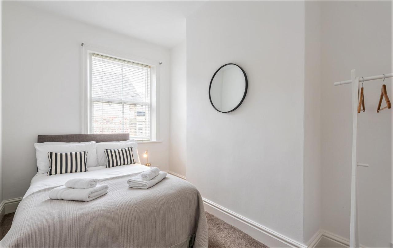 Perfectly Located 4 Storey Townhouse With 2 Parking Spaces In Central Harrogate Esterno foto