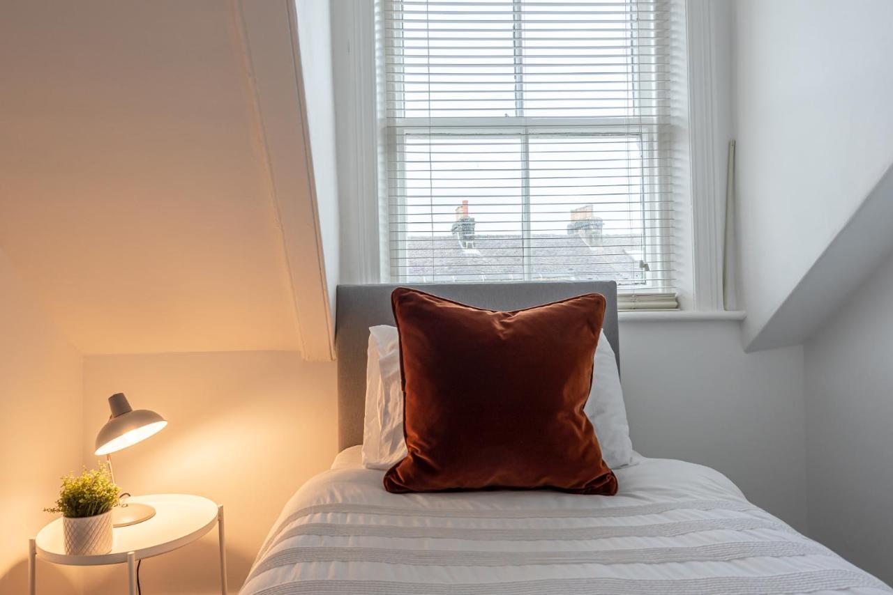Perfectly Located 4 Storey Townhouse With 2 Parking Spaces In Central Harrogate Esterno foto