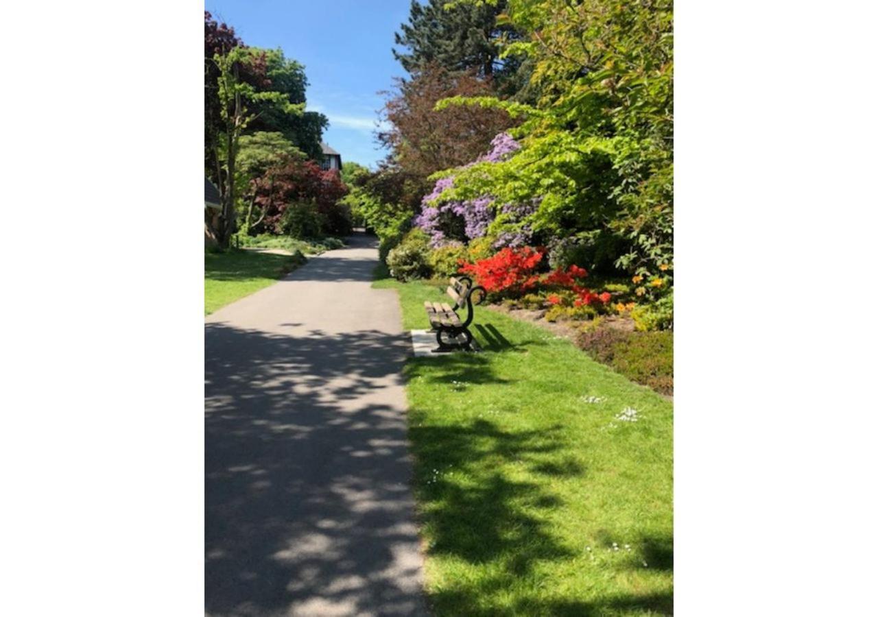 Perfectly Located 4 Storey Townhouse With 2 Parking Spaces In Central Harrogate Esterno foto