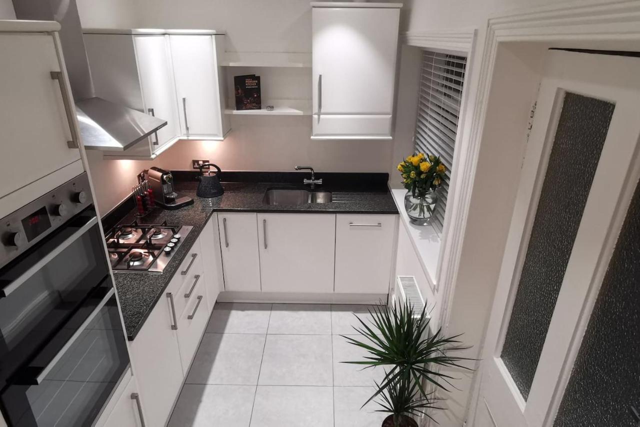 Perfectly Located 4 Storey Townhouse With 2 Parking Spaces In Central Harrogate Esterno foto