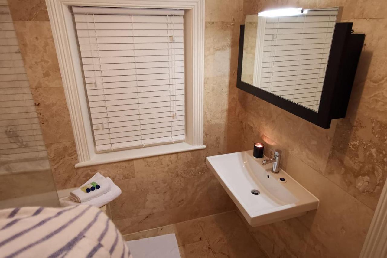 Perfectly Located 4 Storey Townhouse With 2 Parking Spaces In Central Harrogate Esterno foto